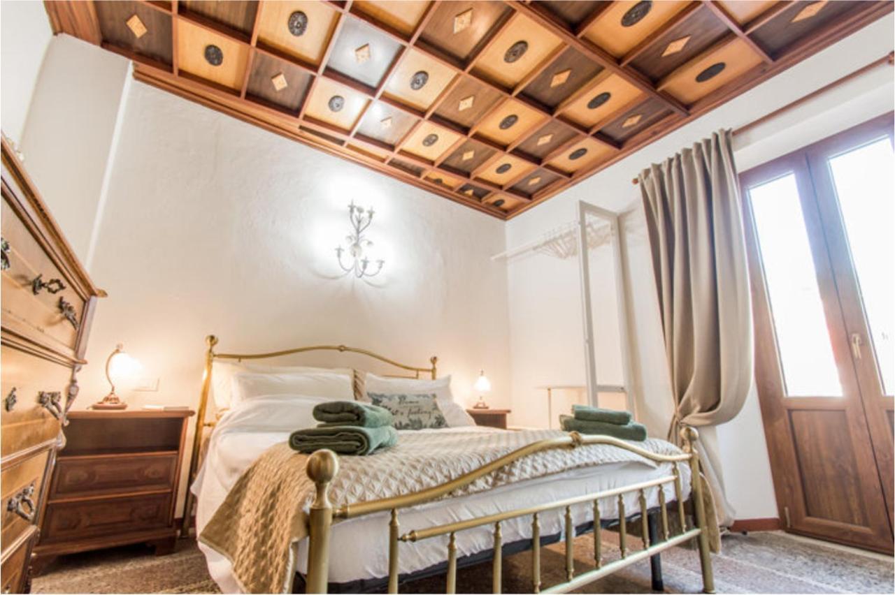 Monti di Licciana Nardi Monti Guesthouse מראה חיצוני תמונה