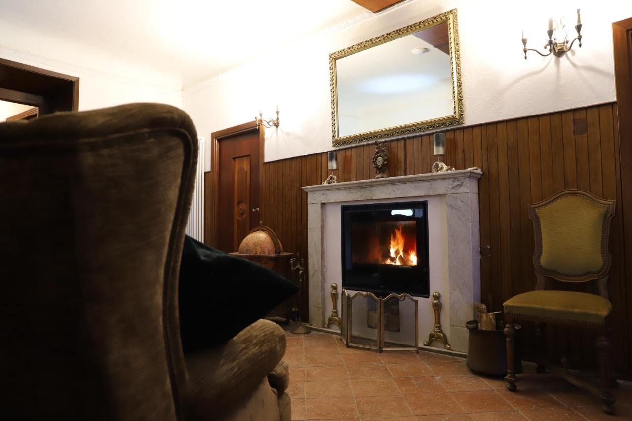 Monti di Licciana Nardi Monti Guesthouse מראה חיצוני תמונה