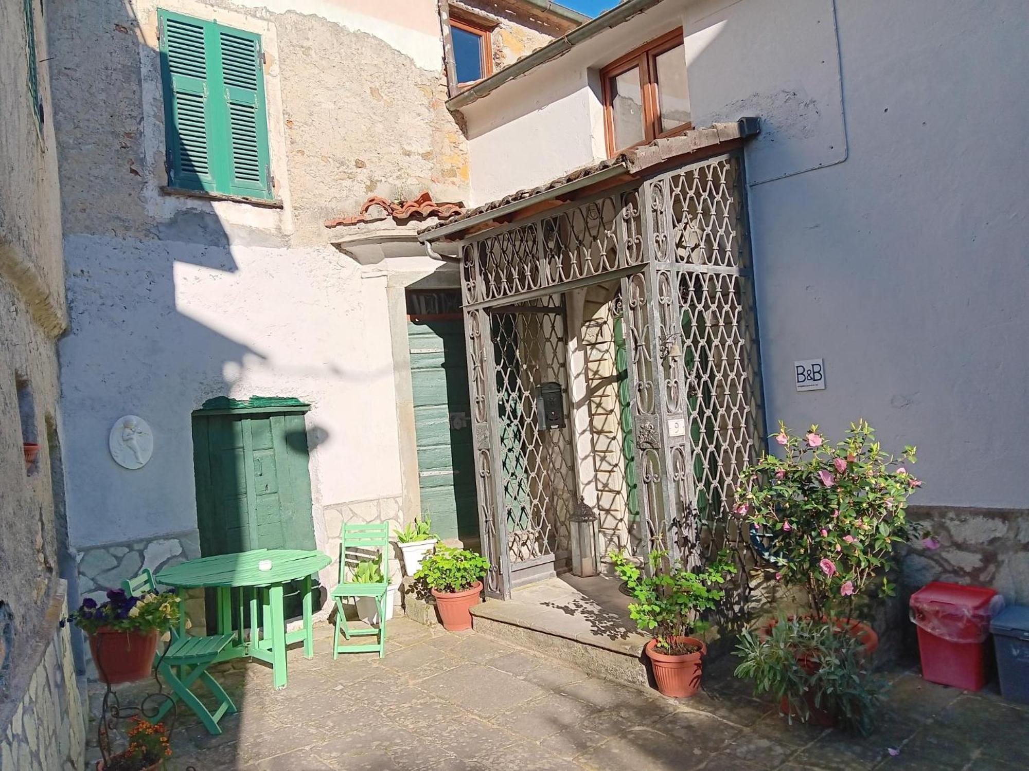 Monti di Licciana Nardi Monti Guesthouse מראה חיצוני תמונה