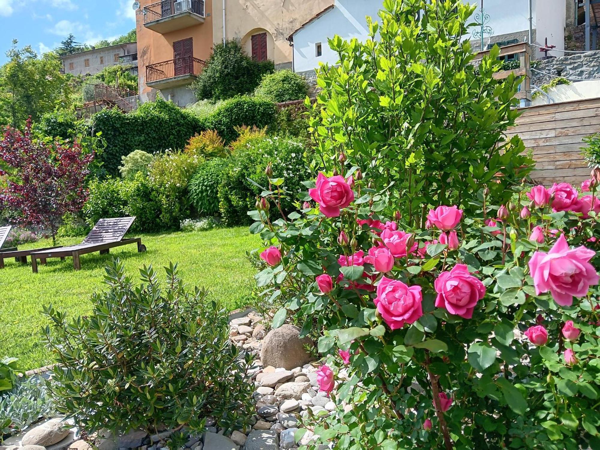 Monti di Licciana Nardi Monti Guesthouse מראה חיצוני תמונה