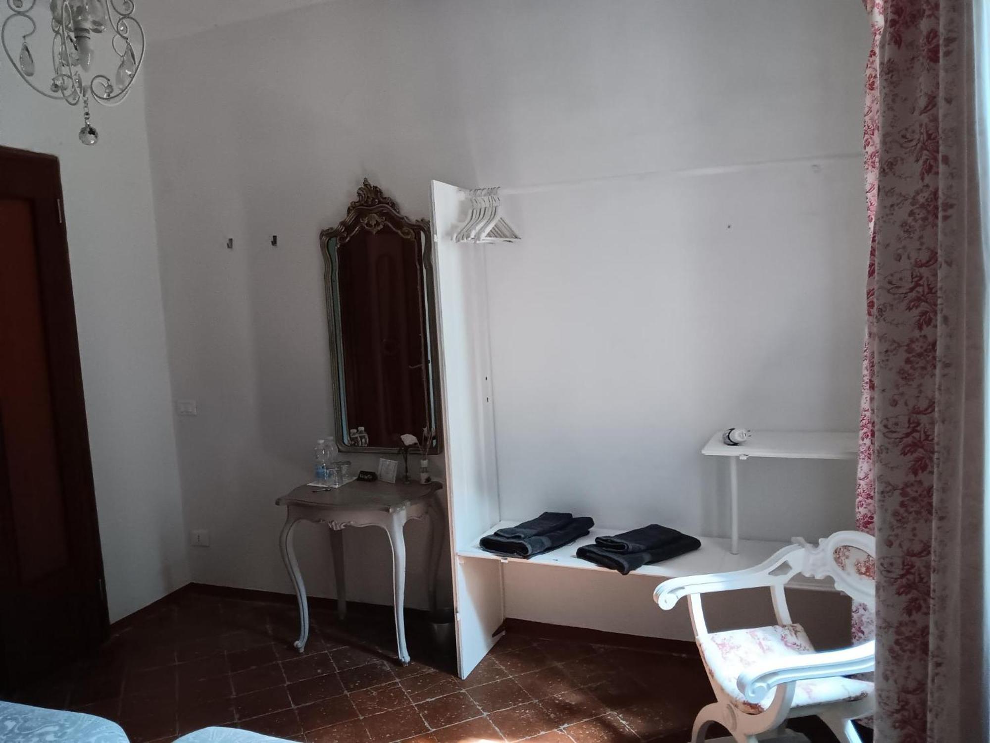 Monti di Licciana Nardi Monti Guesthouse מראה חיצוני תמונה